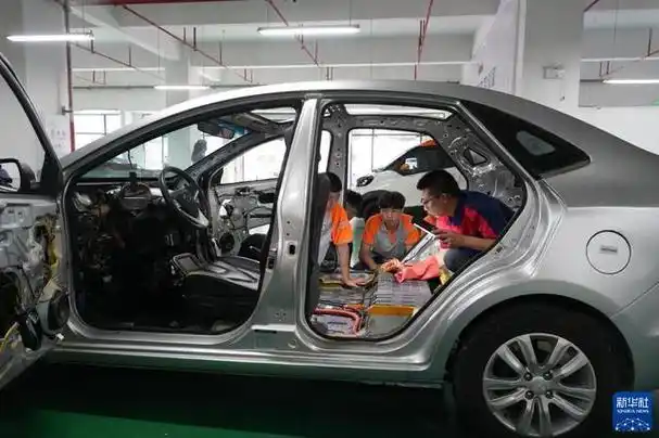 9月12日,在重庆市北碚区职业教育中心新能源汽修实训室,教师(右一)在