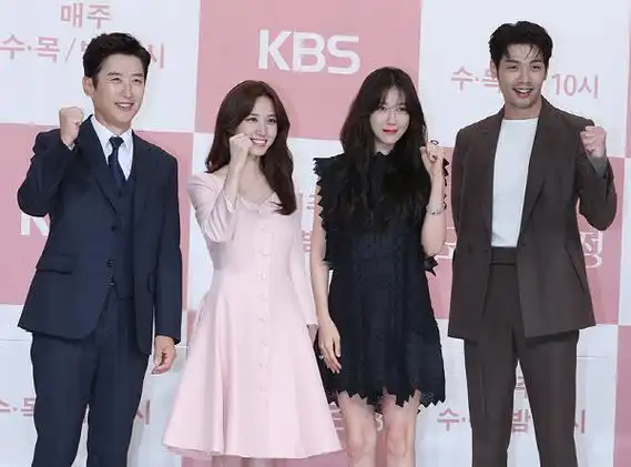 《今天的侦探》是讲述抓鬼的侦探李多日(崔丹尼尔 饰)和丧失了恐惧感