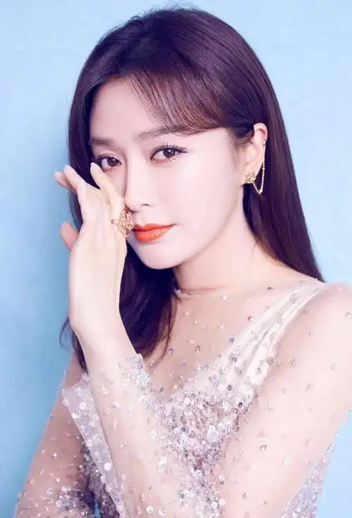 央视美女主持人胡蝶,二胎产后首亮相,脸部浮肿身材胖了一圈