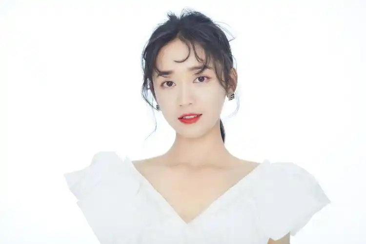 郑湫泓元气夏日写真上线 新剧《玉楼春》热播姚滴珠三观获赞