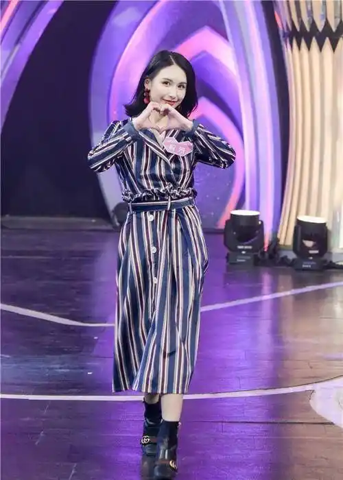 终选区的殷芳和詹喆钰一直在主动示好,范玲薇,刘美馨两位女生直接把灯