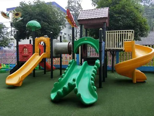 高端大气的滑滑梯是孩子们的最爱