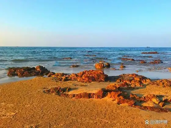 在广西防城港企沙镇附近,有一片鲜为人知的沙滩——蝴蝶岛天堂滩.