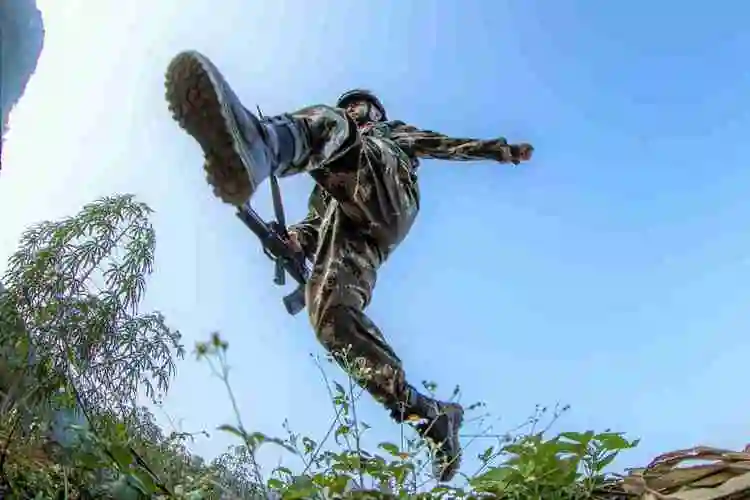 广西崇左武警官兵开展强化训练