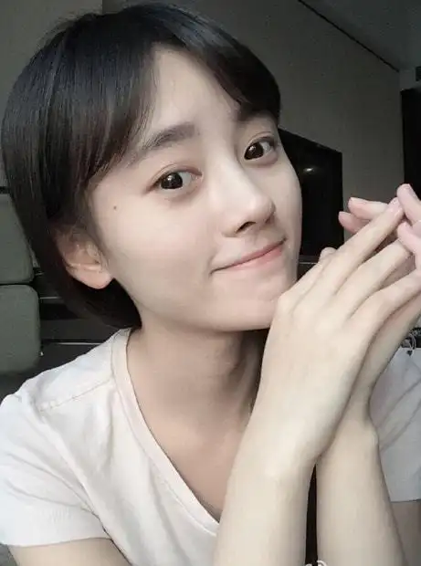 鞠婧祎早期素颜露额头的怼脸高清自拍