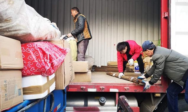 孙浩在帮着别的快递公司搬撬棍,一捆有近百斤重.