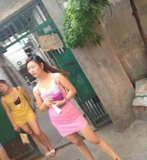记者装成卖瓜人暗访实拍城中村站街女接客全程