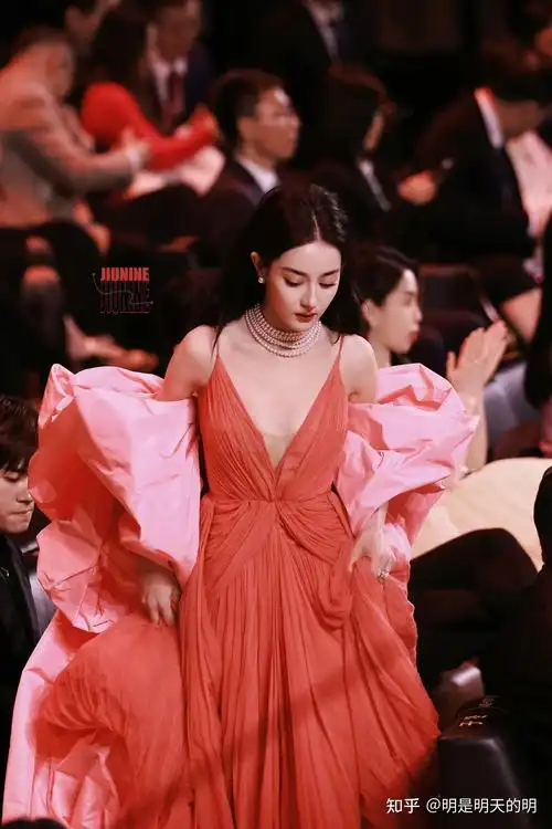 如何评价迪丽热巴在微博之夜2023红毯上的造型