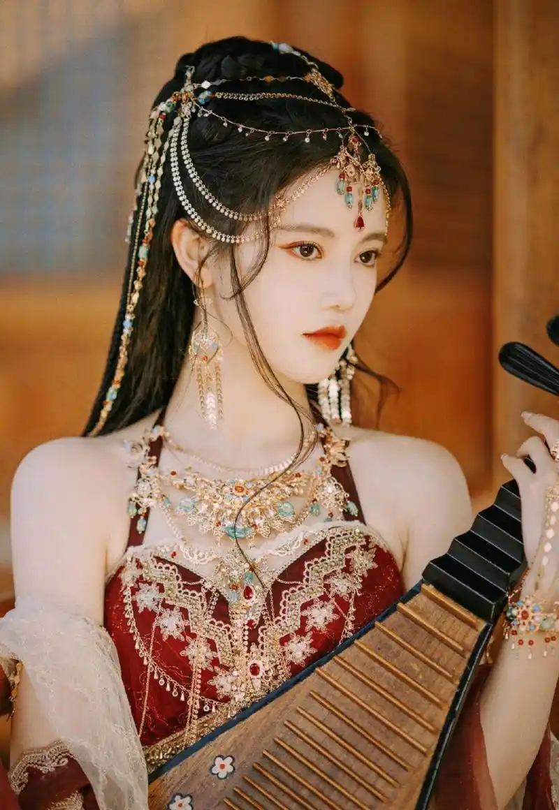 孙珍妮身穿红色古装,一身异域风情,不管是头纱还是长裙都是那么飘逸