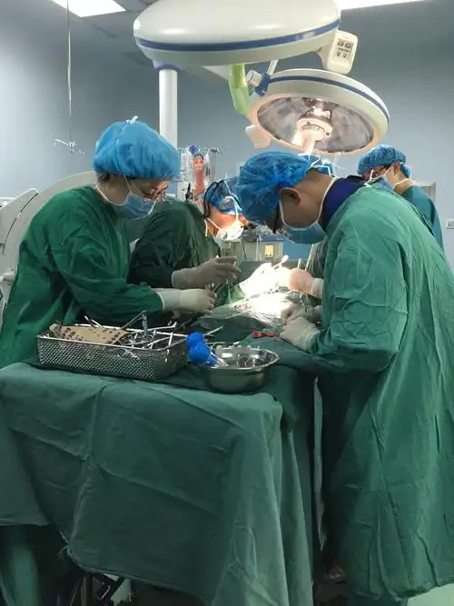 手术台上屏息,静心,用眼神锁住医生的每个动作,都是为了更精准的配合