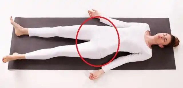 光脚平躺在床上,以臀部为核心, 晃动盆骨和臀部,让盆骨得到 完全的