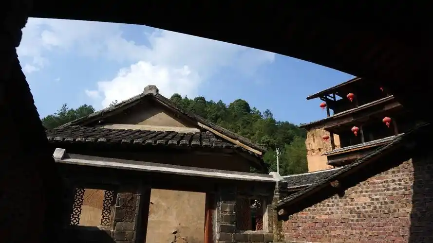 中国古建筑的一朵奇葩福建永定土楼神奇的山区民居冬暖夏凉