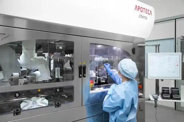 安徽合肥:全自动配药机器人正式"上岗"