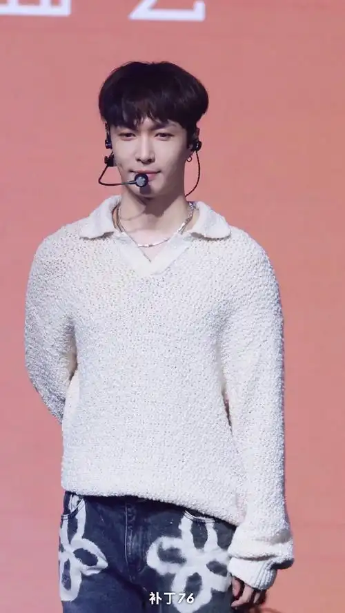 张艺兴独特的比心方式00@张艺兴视频这里补丁76宝宝的头发好可爱 像