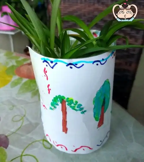 废物再利用,我和妈妈一块儿做的矿泉水花瓶,稍微装饰了一下,还可以吧!