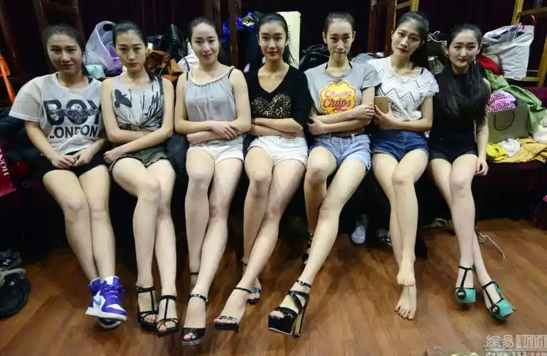 济南举办"模拟艺考" 考生拼颜值秀长腿(图) - 青岛新闻网