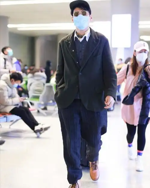 38岁袁弘近照显老胖太多,四肢臃肿肚子圆鼓,老婆却瘦成纸片人