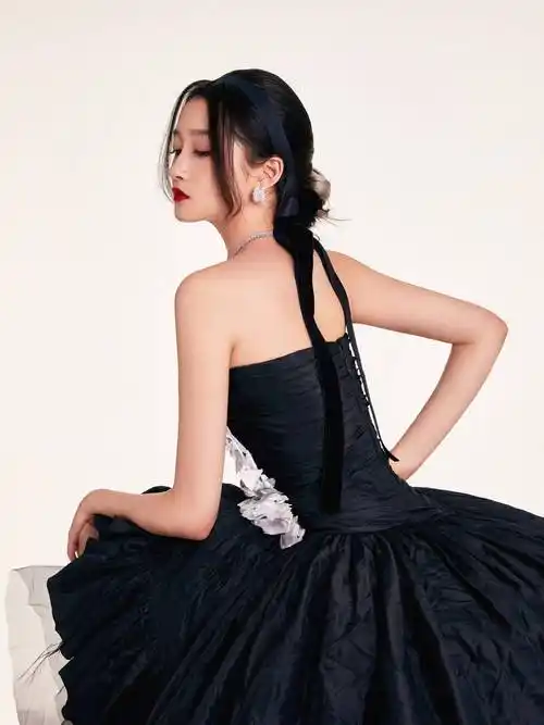 原创关晓彤魔女挑发穿出暗黑公主时尚美一袭晚礼服高级又妩媚