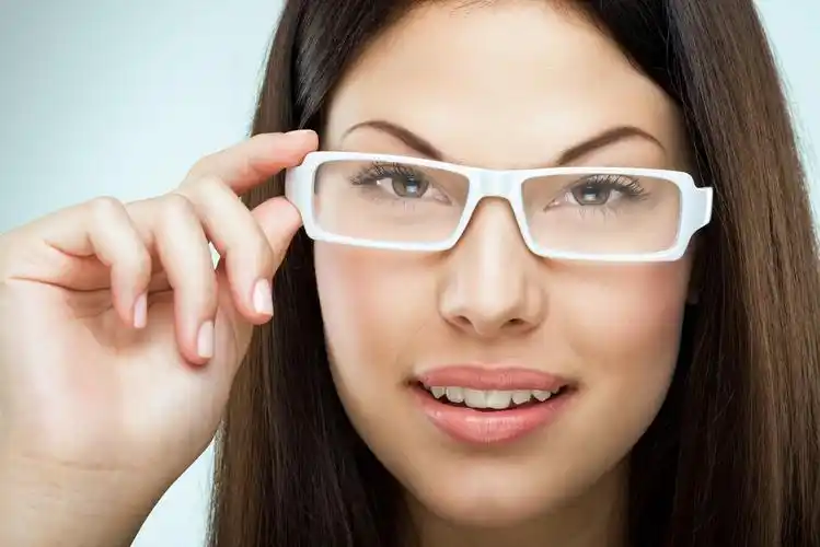 戴眼镜美女图片