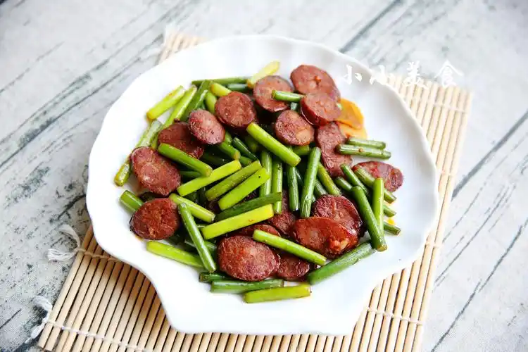 腊肠炒蒜苔色彩诱人的川菜浓郁的麻香辣味