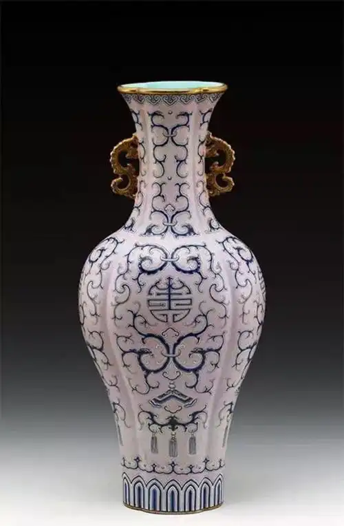 清乾隆景德镇窑粉彩福寿吉庆纹海棠式瓶