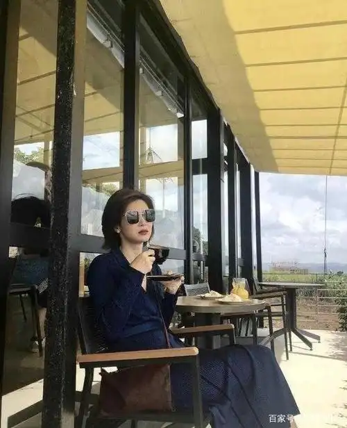 董蕾度假也这么优雅,穿藏青色连衣裙喝咖啡,满满的高级感