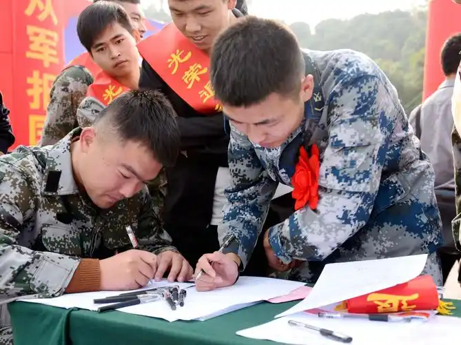 2018年10月25日,在仙居县退役士兵专场招聘会场,当地复退军人正在选择