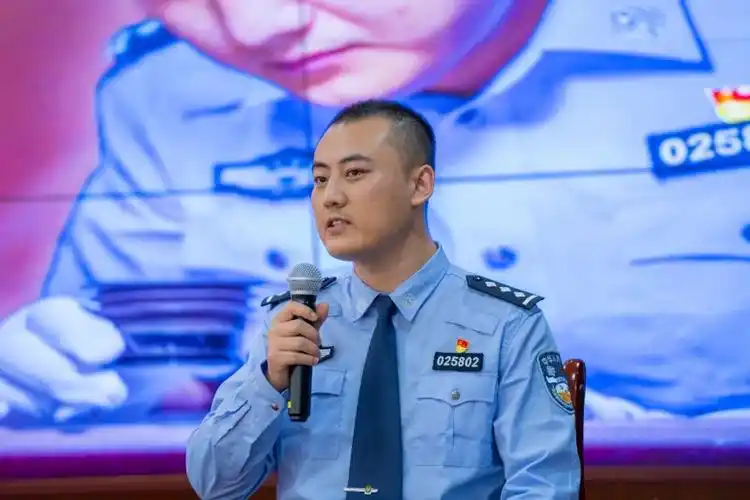 为警徽添上绚烂颜色用敬业爱岗的辛勤付出用维护正义的一腔热血他延续