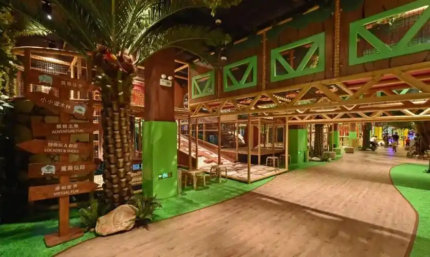 西部地区独有的特色创新主题游乐中心,小镇打造了占地近1800平方米