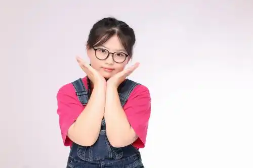 戴眼镜的可爱的亚洲女学生