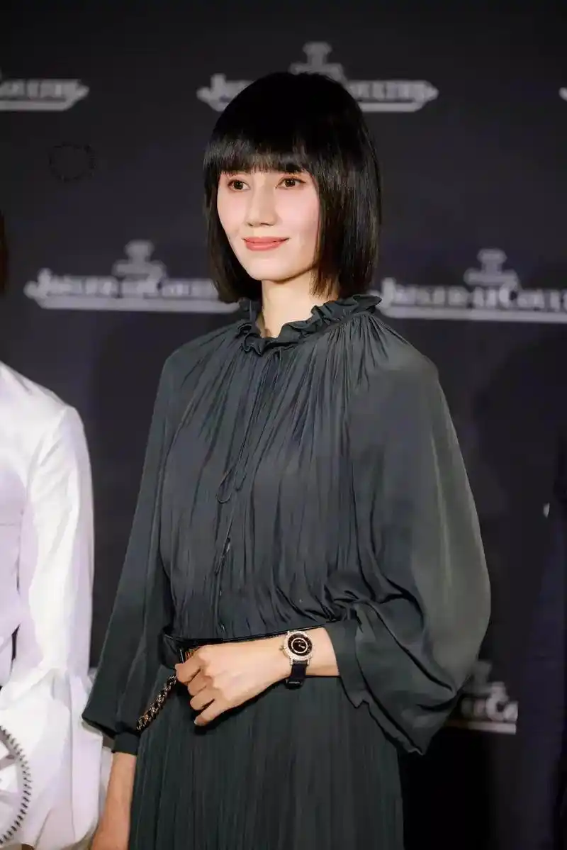 袁泉终于选对发型了,不仅减龄洋气,还很显脸小!