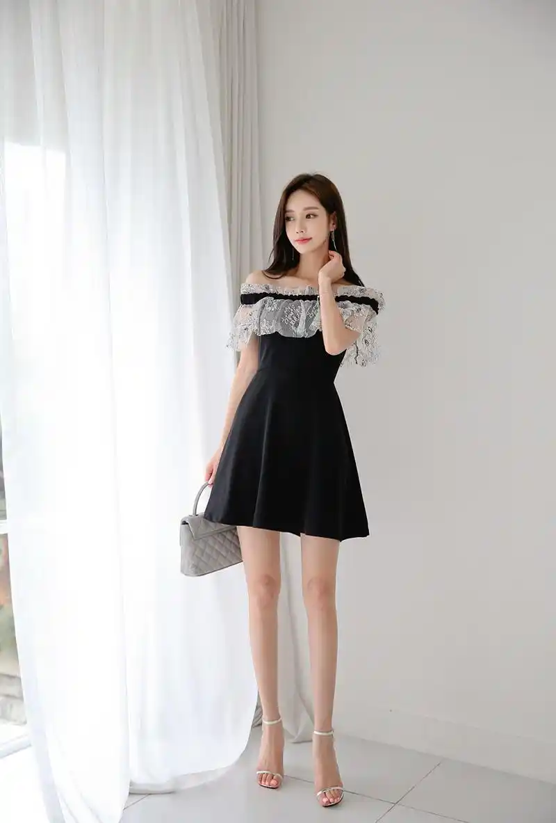 孙允珠韩国嫩模,一字肩蕾丝花纹连衣裙穿搭,水嫩诱人