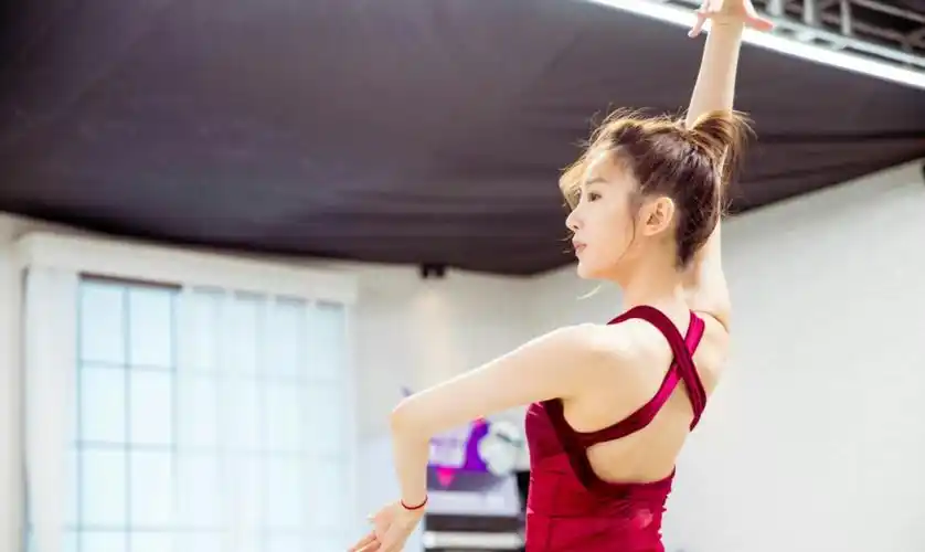 《新舞林大会》毛晓彤斗牛舞惊艳四座,红裙熠熠帅气又迷人