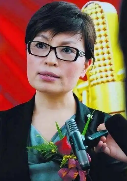 在近几年网上的报道和照片上可以看到,李瑞英虽然已经过了60岁,但是