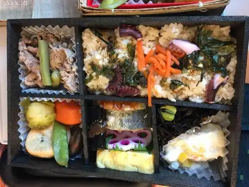 我就专门订了おせち,然后觉得还没有便利店的便当好吃!