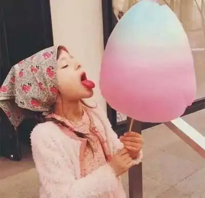 女生头像小清新拿着一个棉花糖