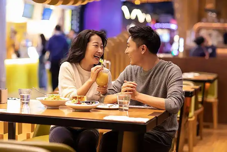 快乐的年轻情侣在餐厅约会