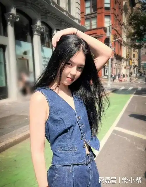 李咏女儿法图麦时装周首秀深v牛仔凸显气质