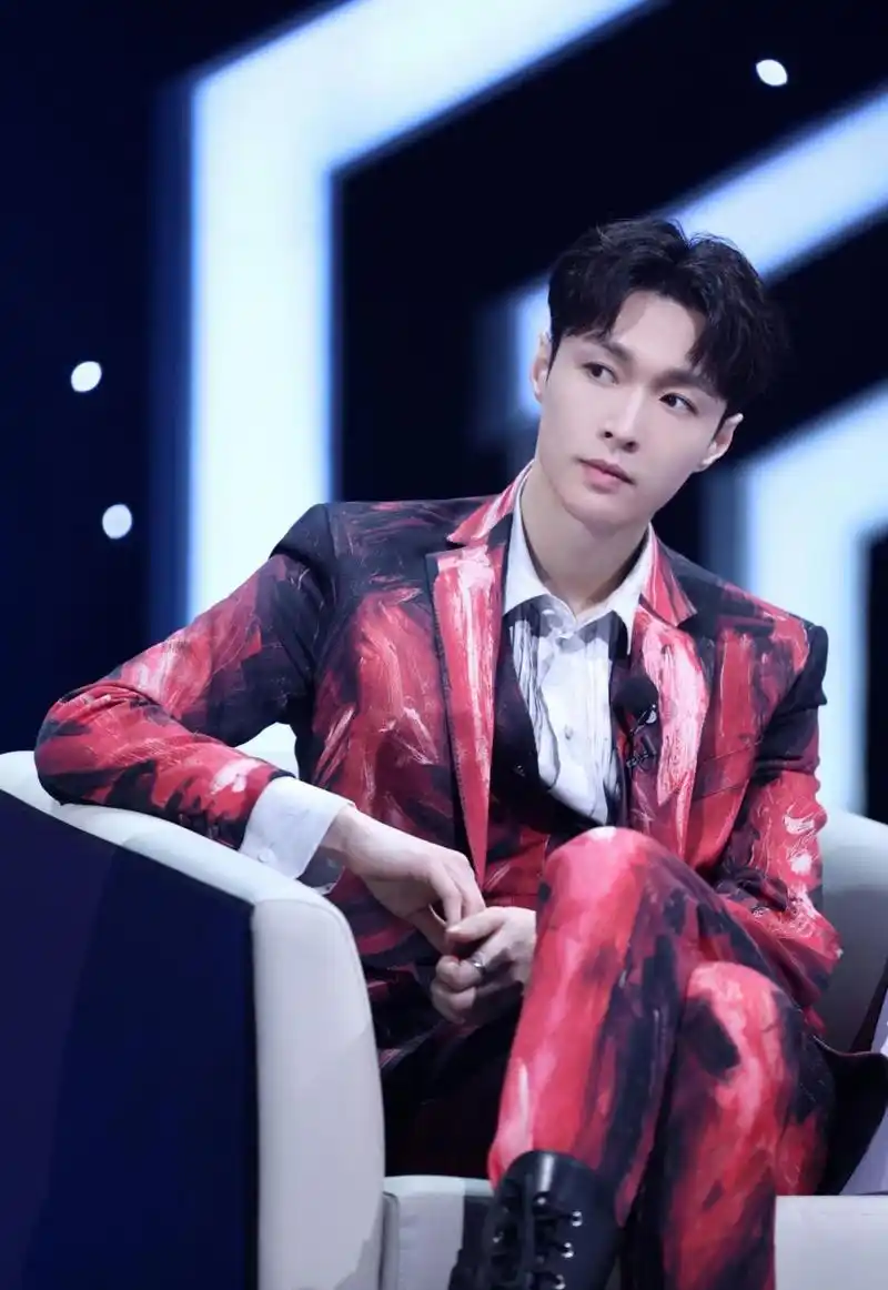 张艺兴成了发型试验田?国风刘海撞款权志龙海带头,一时难分伯仲