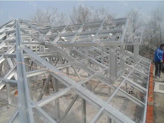 别墅钢结构屋架已搭好