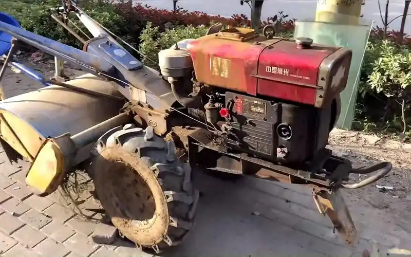 第一次修手扶拖拉机,老板说一条要烧三斤机油,再不修用不起了!