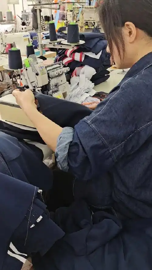 服装厂里的美女小姐姐