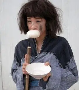 结婚父亲给儿百万存款婚礼上来了个女乞丐儿将钱砸向父亲脸上