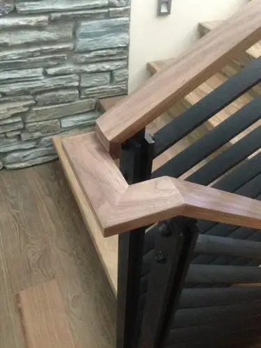 原木色直角楼梯的设计