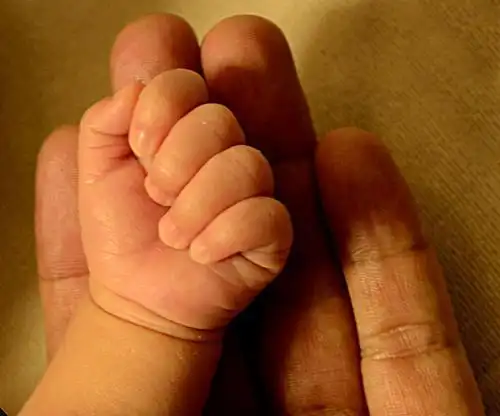 7个月宝宝总爱紧握小拳头,奶奶发现不对带去检查,医生:太晚了