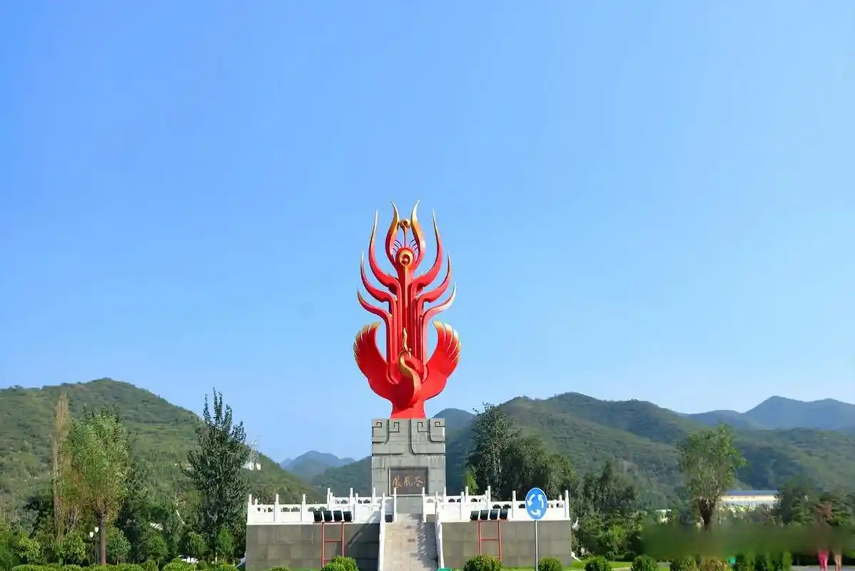 运城盐湖凤凰谷森林公园,它由凤凰山和东西两谷组成,面积3000多亩