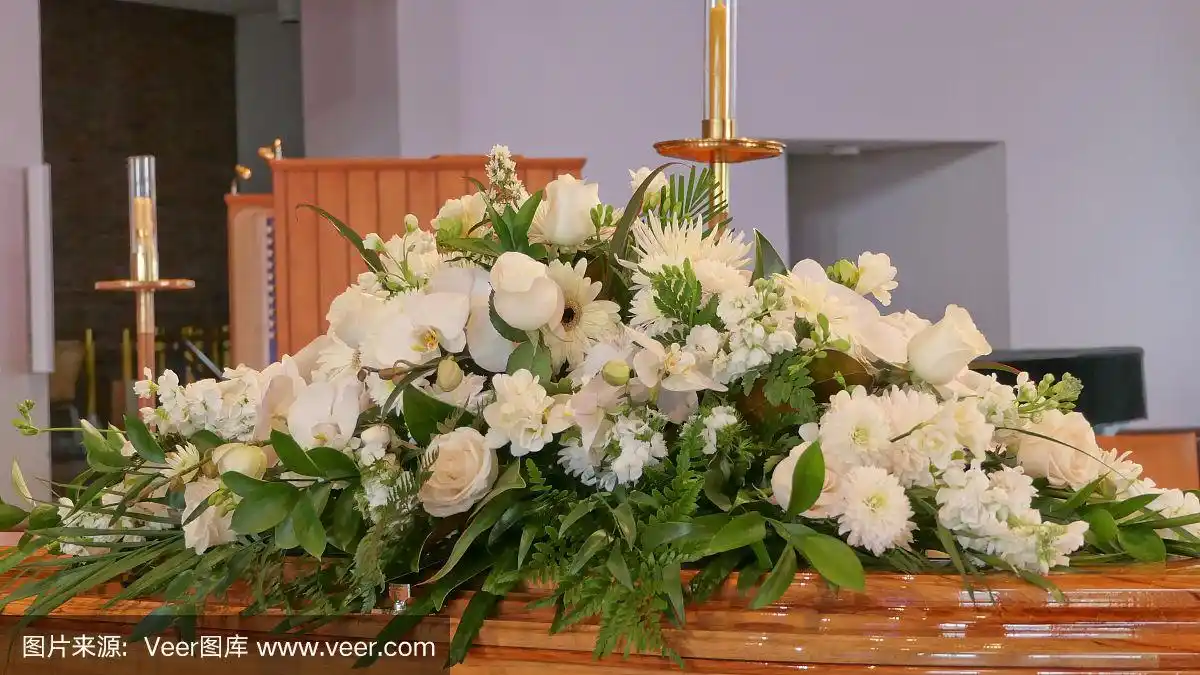 棺材在灵车或礼拜堂或墓地葬礼的特写镜头