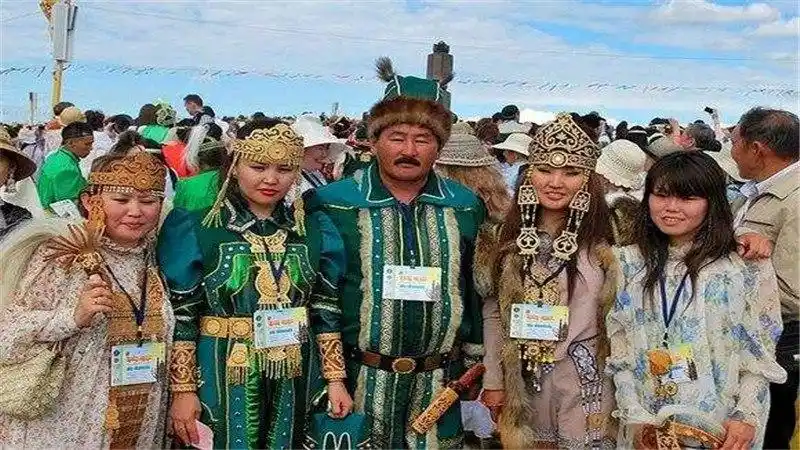 雅库特人都是纯正的黄色人种,理论上来说,他们的血缘可能离中国人的更