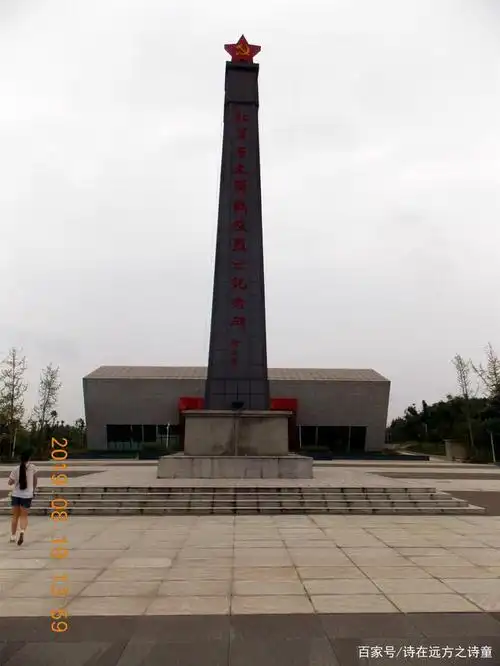 刚出镇,路的右侧就是大型纪念园区:红军百丈关战役纪念园,徐向前元帅