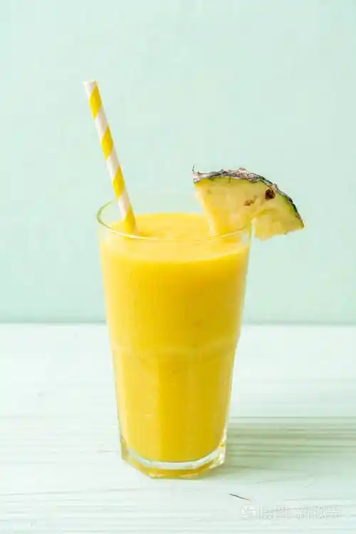 新鲜菠萝冰沙玻璃木桌健康饮料